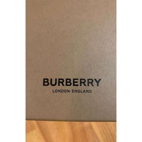 Burberry empty sunglasses box - Picture 2 of 3